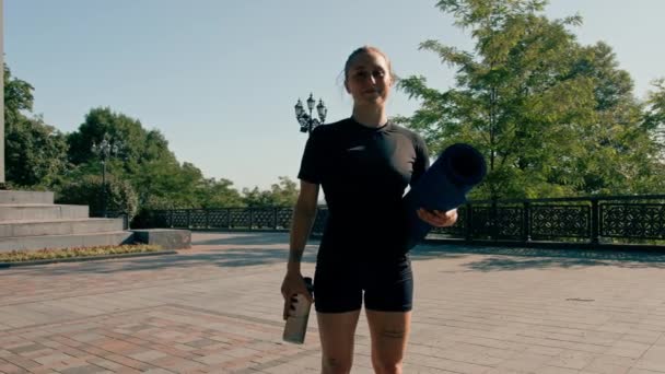 Retrato Uma Jovem Sportswoman Menina Sorrindo Segurando Kettlebell Uma Garrafa — Vídeo de Stock