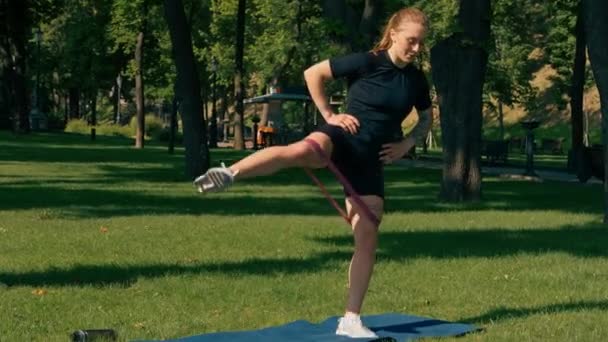 Ung Idrottskvinna Flicka Gör Fysiska Övningar Sportmatta Träning Med Gummiband — Stockvideo