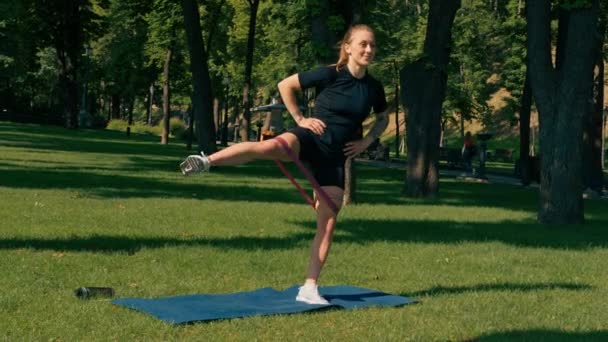 Ung Idrottskvinna Flicka Gör Fysiska Övningar Sportmatta Träning Med Gummiband — Stockvideo