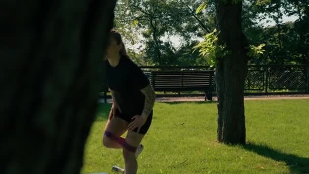 Jeune Fille Sportive Faisant Des Exercices Physiques Sur Tapis Sport — Video