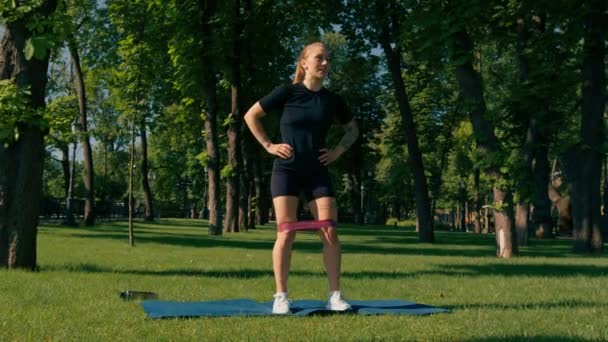 Молодая Спортсменка Занимающаяся Физическими Упражнениями Спортивном Коврике Резинками Ногах Улице — стоковое видео