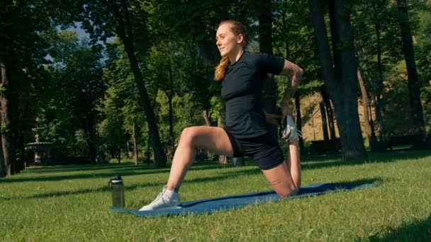 Молодая Спортсменка Занимающаяся Физическими Упражнениями Спортивной Коврике Йоги Открытом Воздухе — стоковое видео