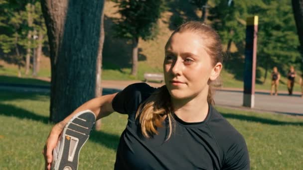 Ung Idrottskvinna Flicka Gör Fysiska Övningar Idrottsmatta Yoga Träning Utomhus — Stockvideo