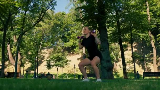 Portret Van Een Jonge Tevreden Sportmeisje Doet Oefeningen Met Halters — Stockvideo