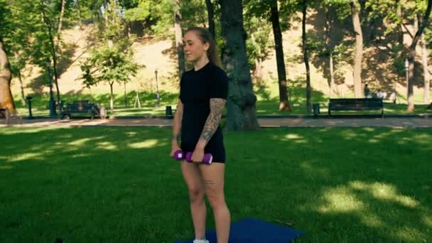 Portret Młodej Zadowolonej Dziewczyny Sportowej Wykonującej Ćwiczenia Hantlami Świeżym Powietrzu — Wideo stockowe
