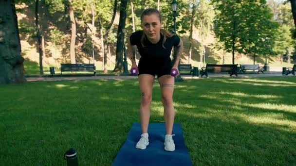 Portrait Une Jeune Sportive Satisfaite Faisant Des Exercices Avec Haltères — Video