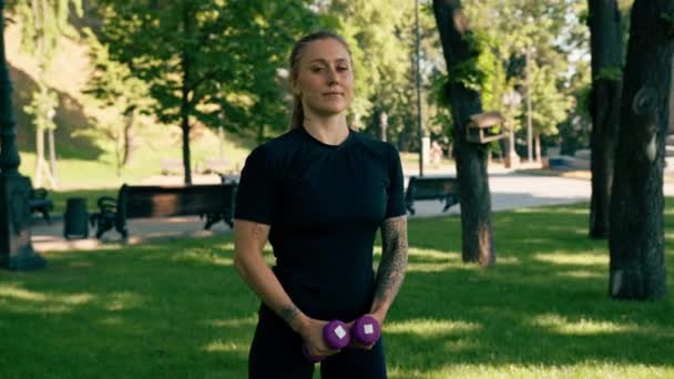 Porträtt Ung Nöjd Sport Flicka Gör Övningar Med Hantlar Utomhus — Stockvideo