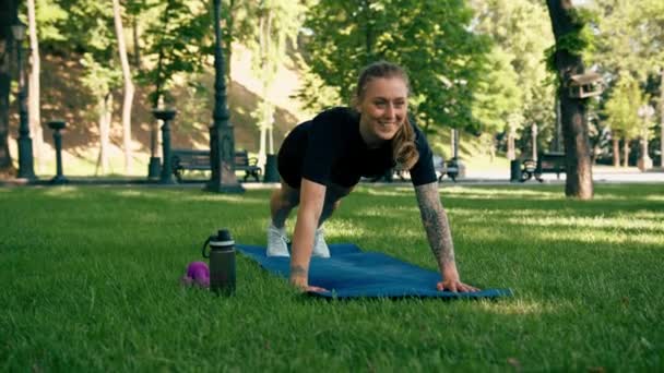 一个年轻的 满意的女运动员在户外做俯卧撑 同时进行公园健康生活方式运动的肖像 — 图库视频影像