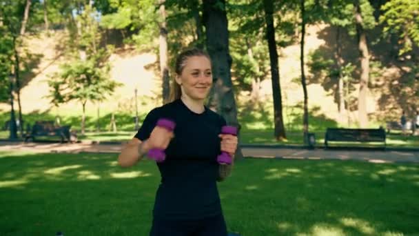 Porträtt Ung Nöjd Sport Flicka Gör Övningar Med Hantlar Utomhus — Stockvideo