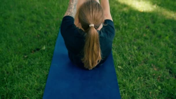 Parktaki Sağlıklı Yaşam Tarzı Konseptinde Egzersiz Yaparken Spor Minderinde Karın — Stok video