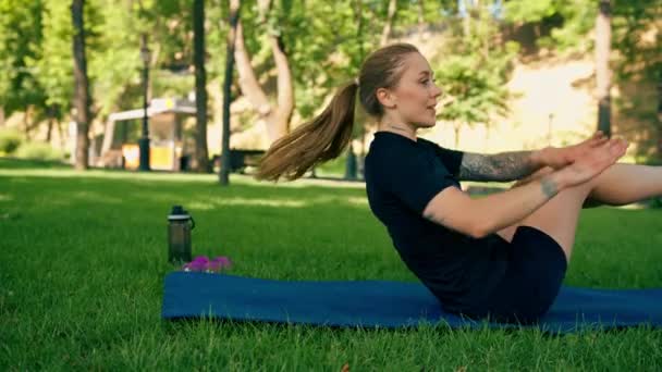 공원에서 스포츠 매트에 운동을 스포츠 소녀의 초상화 라이프 스타일 — 비디오