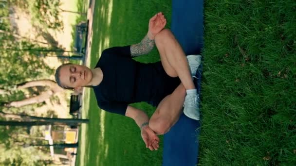 Sportif Genç Kızın Portresi Spor Minderinde Yoga Yaparken Park Sağlıklı — Stok video