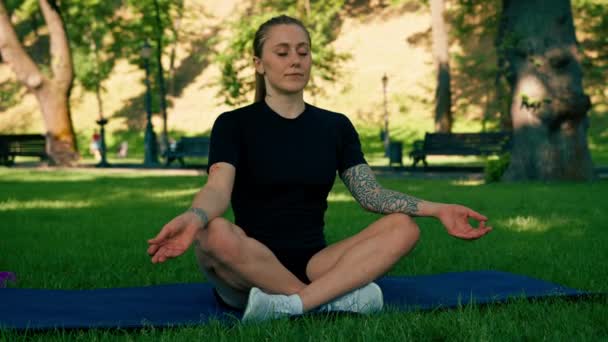 Portret Van Jong Sportief Meisje Mediteren Doen Yoga Sport Mat — Stockvideo