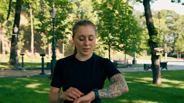 Genç Bir Sporcunun Portresi Parkta Yapılan Bir Çalışmadan Sonra Saati — Stok video