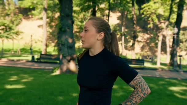 Portrait Jeune Fille Athlète Fatigué Satisfait Après Entraînement Dans Parc — Video