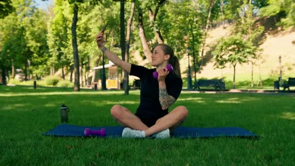 Spor Minderinde Genç Bir Bayan Sporcunun Portresi Parkta Spor Yaptıktan — Stok video