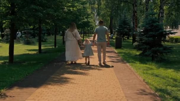 Kleines Nettes Mädchen Grünem Sommerkleid Mit Eltern Stadtpark Auf Spaziergang — Stockvideo
