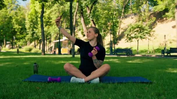 그녀의 스마트 공원에서 스포츠 매트에 선수의 초상화 라이프 스타일의 — 비디오
