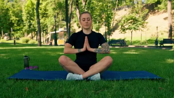 Spor Yapan Genç Kızın Portresi Spor Minderinde Yoga Yaparken Park — Stok video
