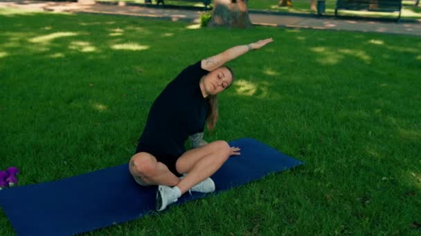 Portret Van Jong Sportief Meisje Mediteren Doen Yoga Sport Mat — Stockvideo