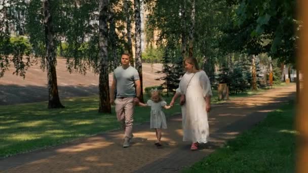 Kis Aranyos Lány Zöld Nyári Ruha Szülők Városi Parkban Sétálni — Stock videók