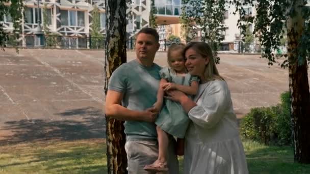 公園での散歩で笑顔の若い家族のお父さんと小さな娘の家族の肖像画 幸せな子供時代 — ストック動画