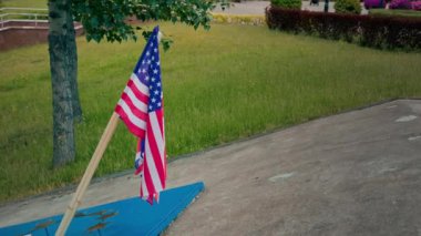 Parktaki Amerikan ve İngiliz bayrağı Bağımsızlık Gününüz kutlu olsun Amerika ülke ortakları resmi tatilleri kutluyor