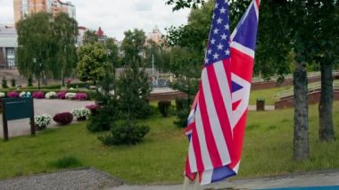 Parktaki Amerikan ve İngiliz bayrağı Bağımsızlık Gününüz kutlu olsun Amerika ülke ortakları resmi tatilleri kutluyor