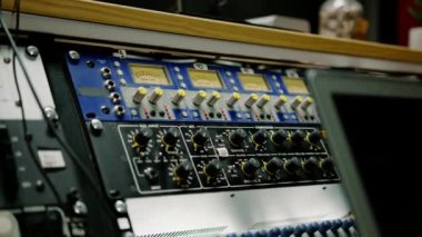 Bir kayıt stüdyosunda desibellerin yakın çekimini gösteren profesyonel analog hacim ölçerlerin eski gösterimleri