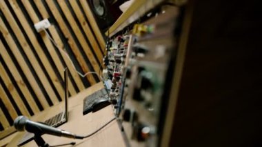 Bir kayıt stüdyosu kontrol paneli karıştırıcısı ve bir dengeleyici faders düğmeleri şarkı kayıt için
