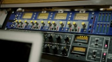 Bir kayıt stüdyosunda desibellerin yakın çekimini gösteren profesyonel analog hacim ölçerlerin eski gösterimleri