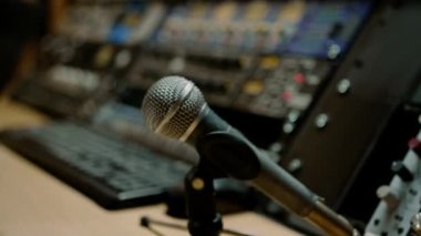 profesyonel ses kayıt stüdyosu ekolayzırı mikrofon yakın çekim ses mühendisliği ses kayıt ekipmanları