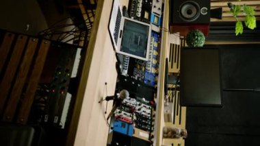 Stüdyo Kontrol Paneli Karıştırıcısı Eşdeğer Fader Düğmeleri Yayınlanıyor Şarkı Kaydı Dikey Video
