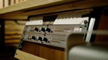 Bir kayıt stüdyosunda desibellerin yakın çekimini gösteren profesyonel analog hacim ölçerlerin eski gösterimleri
