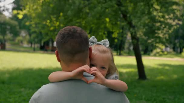 Famille Heureuse Père Fille Embrassant Dans Parc Portrait Fête Des — Video