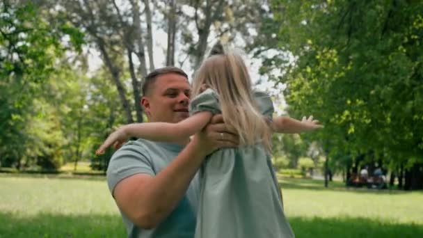 Papa Joue Avec Enfant Dans Parc Jette Fille Dans Ciel — Video