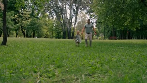 Buon Padre Piccola Figlia Che Corrono Insieme Nel Parco Tenendosi — Video Stock