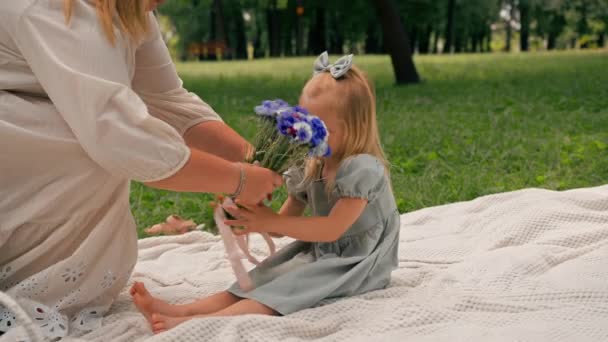 Mutlu Küçük Bir Kızın Portresi Parkta Dinleniyor Çiçeklerle Tasasız Bir — Stok video