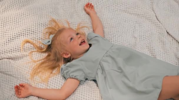 Portrait Une Fille Heureuse Couchée Sur Une Couverture Dans Parc — Video
