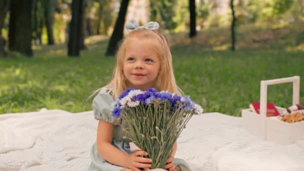 Mutlu Küçük Bir Kızın Portresi Parkta Dinleniyor Çiçeklerle Tasasız Bir — Stok video