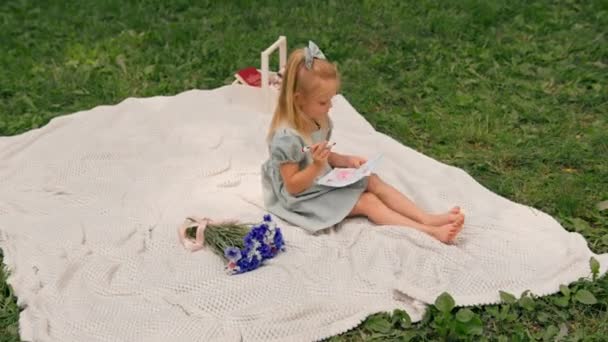 Parkta Elbise Giymiş Şirin Bir Kız Keçeli Kalemle Ailesini Gösteren — Stok video