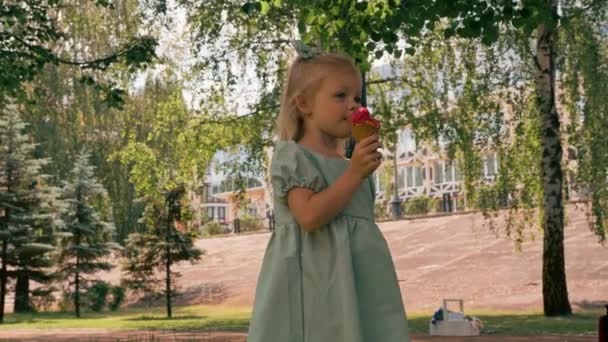 Портрет Маленькая Милая Девочка Зеленом Летнем Платье Едят Вкусное Мороженое — стоковое видео