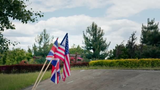 美国和英国国旗在公园庆祝独立日美国国家伙伴庆祝公共假日 — 图库视频影像