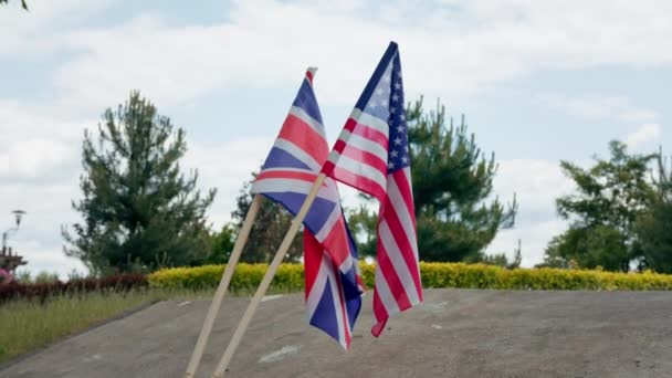 Αμερικανική Και Βρετανική Σημαία Στο Πάρκο Ευτυχισμένη Ημέρα Ανεξαρτησίας Αμερική — Αρχείο Βίντεο