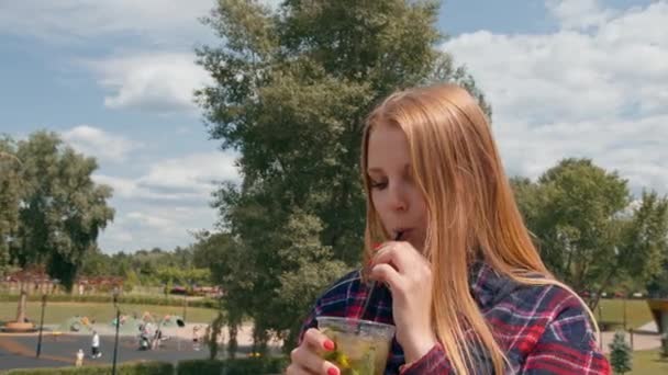 Ung Flicka Går Genom Staden Sommaren Dricker Kall Läcker Cocktail — Stockvideo