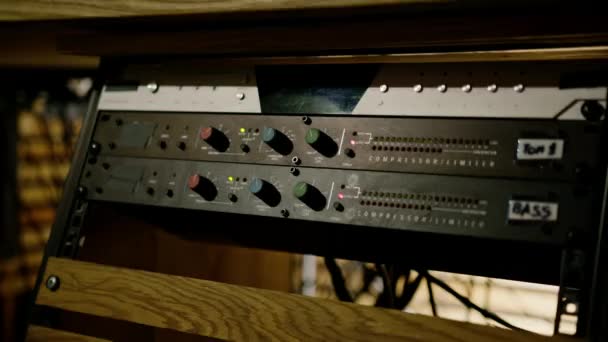 遥控混合器调整音量级音乐创作均衡器按钮录制演播室复古风格 — 图库视频影像