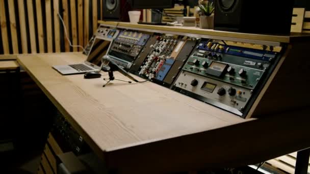 録音スタジオコントロールパネルミキサー 曲の録音を放送するためのイコライザー色のボタン — ストック動画