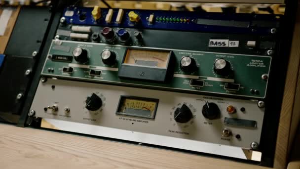 遥控混合器调整音量级音乐创作均衡器按钮录制演播室复古风格 — 图库视频影像