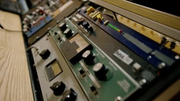 Afstandsbediening Mixer Aanpassen Geluidsvolume Muziek Maken Equalizer Knop Opname Studio — Stockvideo
