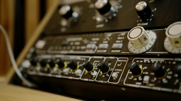 リモート コントロール ミキサーは音量レベル音楽の作成のイコライザー ボタン レトロ スタイルを調節します — ストック動画